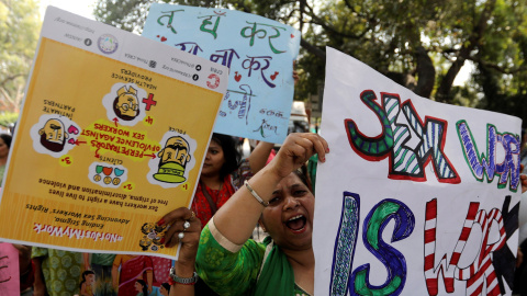 Varias mujeres se congregan para protestar contra las violaciones y el abuso hacia las mujeres durante el Día Internacional de la Mujer en Nueva Delhi (India), hoy 8 de marzo de 2018. EFE/ Rajat Gupta