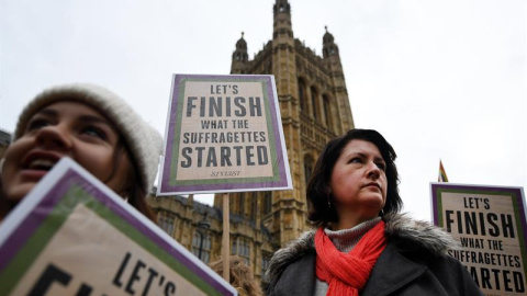 Una manifestante, ante el Parlamento, en Londres. / ANDY RAIN (EFE)