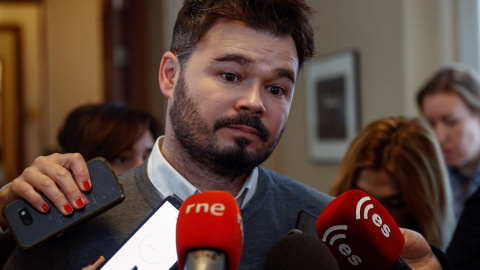 El portavoz de ERC atiende a los medios hoy en el Congreso antes de asistir a la reunión de la Junta de Portavoces en el Congreso. EFE/Emilio Naranjo