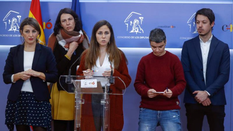 La portavoz adjunta del grupo parlamentario de Unidos Podemos, Ione Belarra (c), junto los diputados Segundo González (d), Yolanda Díaz (i), Eva García Sempere (2i) y Lucía Martín (2d), durante la rueda de prensa ofrecida hoy en el Congreso