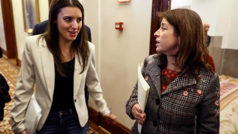 La portavoz de Unidos Podemos, Irene Montero, conversa con la portavoz socialista, Adriana Lastra (d), antes de asistir a la reunión de la Junta de Portavoces hoy en el Congreso, en una jornada marcada por la presentación por parte de la mi