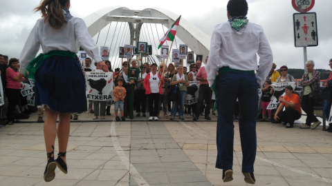 Familiares de presos en la zona turística de Plentzia (Bizkaia). DA