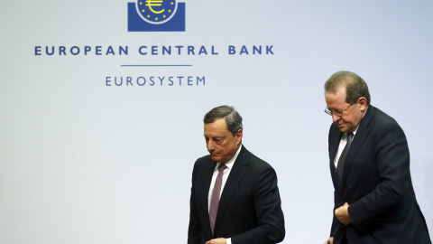 El presidente del BCE, Mario Draghi, y el todavía vicepresidente, el portugués Vitor Constancio, tras la rueda de prensa en la sede de la entidad en Fráncfort. REUTERS/Ralph Orlowski