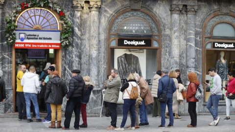 Varias personas hacen cola para comprar lotería de Navidad en Bilbao, a 11 de diciembre de 2023.