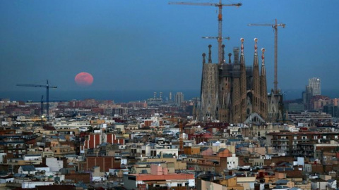 Vista de Barcelona, con la Sagrada Familia y el Mediterráneo al fondo. REUTERS/Albert Gea