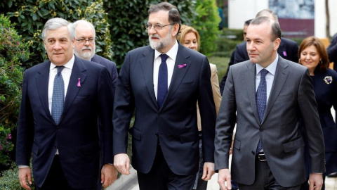 El presidente del Gobierno, Mariano Rajoy, el líder del grupo parlamentario PPE en el Parlamento Europeo, Manfred Weber (d), y el presidente del Parlamento Europeo, Antonio Tajani (i), durante la primera jornada de trabajo en Valencia sobre