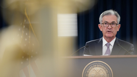 El presidente de la Reserva Federal (Fed), Jerome Powell, en la rueda de prensa posterior a la reunión del Comité de Mercado Abierto, en la que se ha decidido la segunda rebaja de tipos en el año. REUTERS/Sarah Silbiger