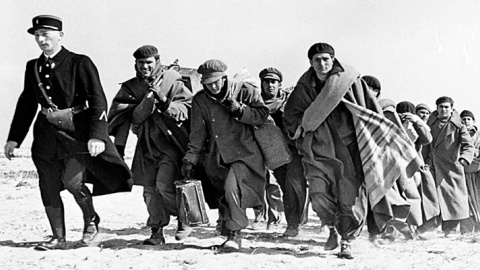 Miles de personas se tuvieron que exiliar tras el final de la Guerra Civil española, tal y como retrata Robert Capa en esta imagen. Muchos de esos exiliados políticos nunca volvieron. | Robert Capa / UNAM