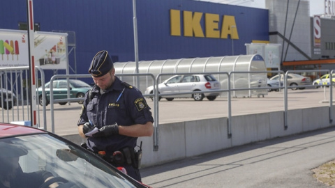 Un coche de la policía en frente de una tienda de Ikea en Västerås, Suecia./ REUTERS