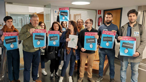 Los profesores encerrados en la Consellería de Educacion, este miercoles por la mañana en Santiago.