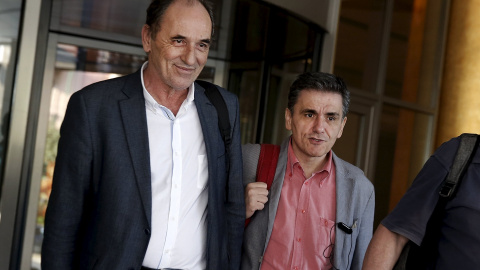 El ministro griego de Economía, George Stathakis, y el de Finanzas, Euclid Tsakalotos, a la salida del hotel de Atenas donde han estado negociando con la troika el tercer rescate. REUTERS/Alkis Konstantinidis