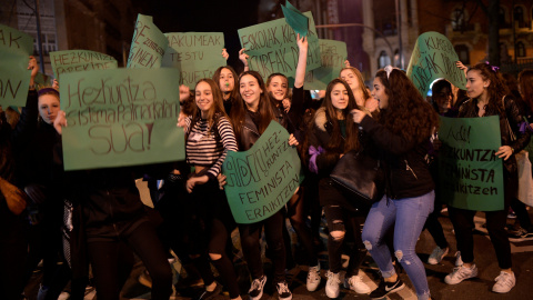 Manifestantes durante la marcha del 8M en Bilbao. REUTERS/Vincent West