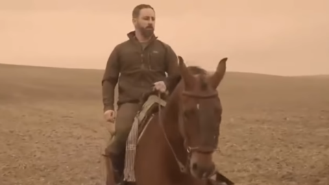 El líder de la formación ultraderechista a caballo en uno de los vídeo difundidos por Vox.