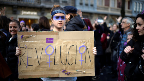 Una manifestante en la marcha de Bilbao del 8M. REUTERS/Vincent West