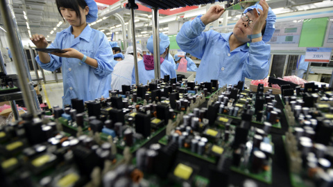 Trabajadores de una empresa electrónica (FiberHome Technologies Group), en Wuhan, en la provincia china de Hubei. REUTERS/China Daily