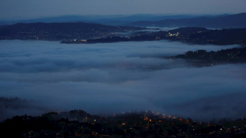 Vigo y las Rías Baixas amanecen sumergidas en la niebla.