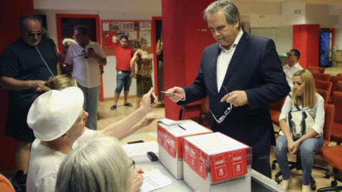 Antonio Miguel Carmona votando en la asociación socialista de Chamberí en el Congreso del partido. EFE