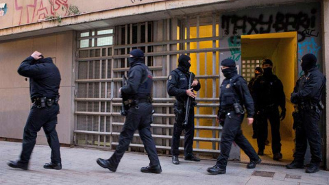 Los Mossos d'Esquadra llevan a cabo desde primera hora de esta mañana una operación contra el terrorismo yihadista en la ciudad Barcelona y en Igualada.(QUIQUE GARCÍA | EFE)