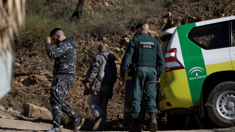 Miembros de la Guardia Civil en los alrededores de la finca privada en la localidad malagueña de Totalán - EFE/Daniel Pérez