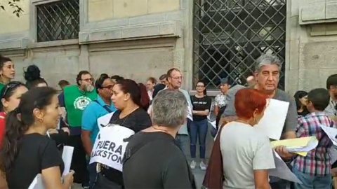 Decenas de personas se concentraron frente al Ayuntamiento de Madrid para pedir al alcalde, José Luis Martínez-Almeida, y a la Fiscalía que recurran su absolución.