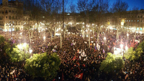 Más de 100.000 personas abarrotan la Plaza Nueva en Sevilla. /DANIEL CELA