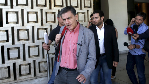 El ministro de Finanzas griego, Euclid Tsakalotos, a su salida del hotel de Atenas donde se han celebrado las negociaciones con la Troika para el tercer rescate del país. REUTERS/Alkis Konstantinidis