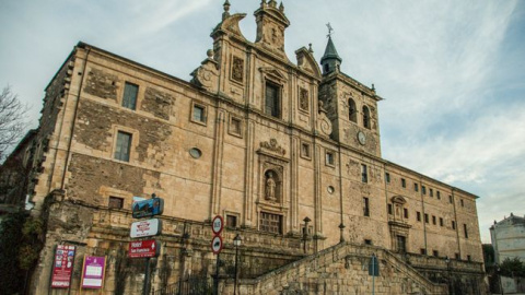 La fachada de la iglesia de San Nicolás El Real, que alberga el Museo de los hermanos Paules.- EFE