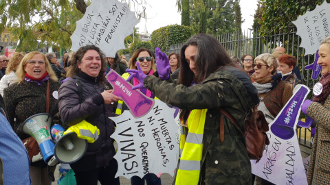 Feministas en la concentración ante el Parlamento andaluz - María José López/ Europa Press