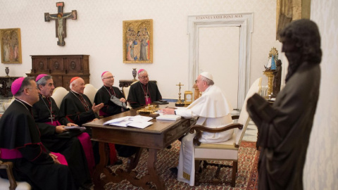 El Papa Francisco junto a los miembros de la Conferencia Episcopal de Chile en el Vaticano, el 14 de enero de 2019 | Reuters