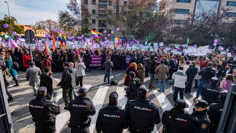 Movilización convocada por colectivos feministas frente al Parlamento de Andalucía contra las propuestas en políticas de igualdad y de violencia de género de Vox, partido que apoyará la investidura de Juan Manuel Moreno Bonilla, del PP, com