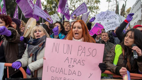 Cientos de manifestantes durante la movilización convocada por colectivos feministas frente al Parlamento de Andalucía. - EFE