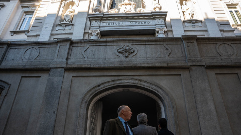 Varias personas junto al Tribunal Supremo, a 21 de noviembre de 2023.