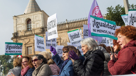 Movilización convocada por colectivos feministas frente al Parlamento de Andalucía contra las propuestas en políticas de igualdad y de violencia de género de Vox, partido que apoyará la investidura de Juan Manuel Moreno Bonilla, del PP, com