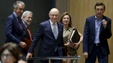 El ministro de Hacienda, Cristóbal Montoro, con los secretarios de Estado de su departamento, y el portavoz parlamentario del PP, Rafael Hernando, en la presentación de los Presupuestos de 2016. REUTERS