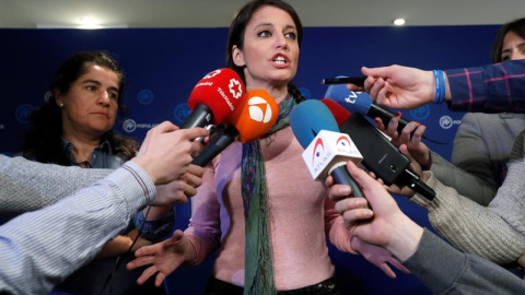 La vicesecretaria de Estudios y Programas del Partido Popular, Andrea Levy, hace unas declaraciones a los medios de comunicación para valorar la actualidad política. /EFE