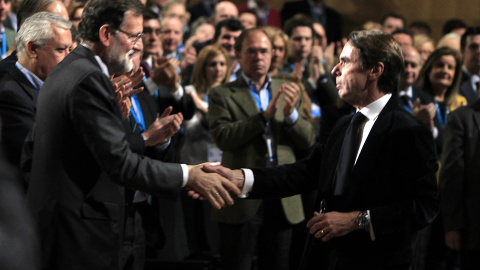 Los expresidentes del Gobiero, Mariano Rajoy y Jose María Aznar. EUROPA PRESS