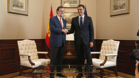 El presidente del Gobierno en funciones, Mariano Rajoy, y el secretario general del PSOE, Pedro Sánchez, durante la reunión que mantuvieron recientemente en el Congreso, en el marco de la ronda de contactos con vistas a intentar la investid