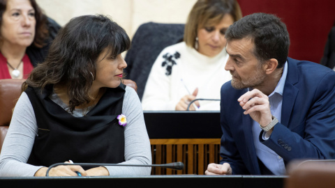 La líder y el portavoz de Adelante Andalucía, Teresa Rodríguez y Antonio Maíllo, en el Parlamento andaluz durante el debate de investidura del candidato, el líder del PP-A, Juanma Moreno. EFE/Raúl Caro