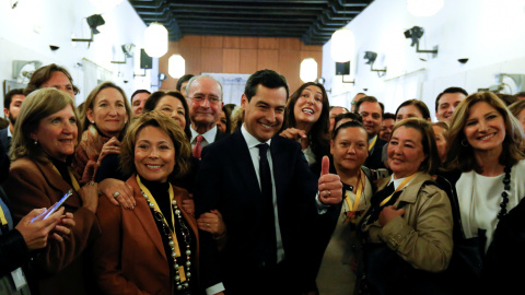 El líder del PP-A, Juanma Moreno, es felicitado por militantes y simpatizantes de su partido tras su intervención en el debate de investidura en el Parlamento andaluz. REUTERS/Marcelo del Pozo