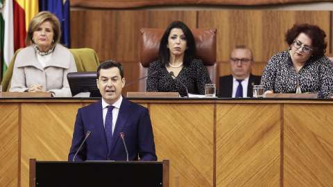 El candidato del PP a la Presidencia de la Junta de Andalucía, Juanma Moreno, al inicio de su discurso de investidura en el Parlamento andaluz en Sevilla. EFE/José Manuel Vidal