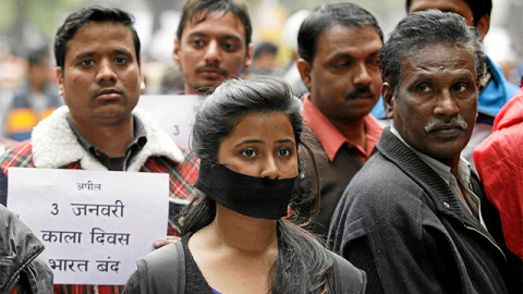 Imagen de una de las manifestaciones en Nueva Delhi por la violación y muerte de una joven en 2013.- AFP