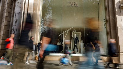 Una tienda de Zara, la principal enseña de la multinacional textil Inditex, en el Paseo de Gracia de Barcelona. REUTERS/ Albert Gea