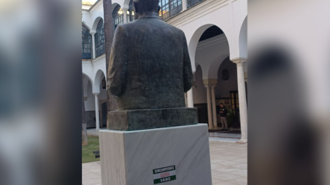 Busto de Blas Infante en el Parlamento de Andalucía, en Sevilla, con una pegatina, a 13 de diciembre de 2023.