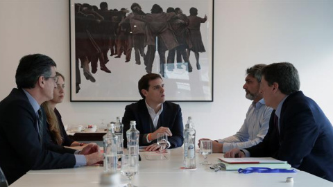 El líder de Ciudadanos, Albert Rivera (c), durante la reunión que ha mantenido con Juan Carlos Quer (d) y Juan José Cortés (2d), hoy en el Congreso de los Diputados. /EFE