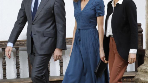 El presidente de la Xunta, Alberto Núñez Feijóo, junto a la reina Letizia y a la ministra Dolors Montserrat la semana pasada en Santiago. /EFE