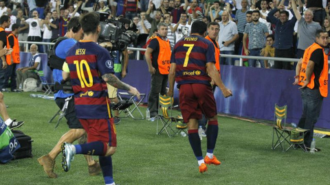 Los jugadores del FC Barcelona, Pedro (d) y Leo Messi, celebran el quinto gol del equipo blaugrana, durante el partido de la Supercopa de Europa que, que han disputado esta noche frente al Sevilla en el estadio Boris Paichadze Dinamo Arena,