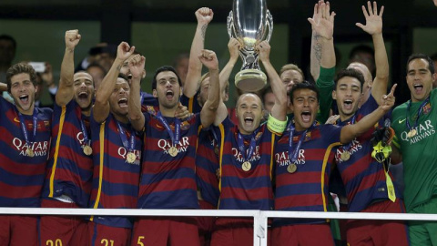 Los jugadores del FC Barcelona tras recibir el trofeo que les acredita campeones de la Supercopa de Europa, al derrotar por 5-4 al Sevilla, en el encuentro que han disputado esta noche en el estadio Boris Paichadze Dinamo Arena, en Tiflis (