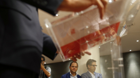 El secretario de Organización del PSOE, César Luena, durante la rueda de prensa que ha ofrecido el secretario general del PSOE, Pedro Sánchez, en el Congreso, tras la reunión con el presidente del Gobierno en funciones, Mariano Rajoy. EFE/M