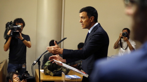 El secretario general del PSOE, Pedro Sánchez, durante la rueda de prensa que ha ofrecido en el Congreso tras la reunión con el presidente del Gobierno en funciones, Mariano Rajoy. EFE/Mariscal