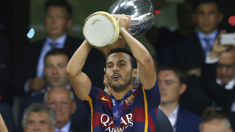 El delantero del FC Barcelona, Pedro, levanta el trofeo que les acredita campeones de la Supercopa de Europa, al derrotar por 5-4 al Sevilla, en el encuentro que han disputado en el estadio Boris Paichadze Dinamo Arena, en Tiflis (Georgia).